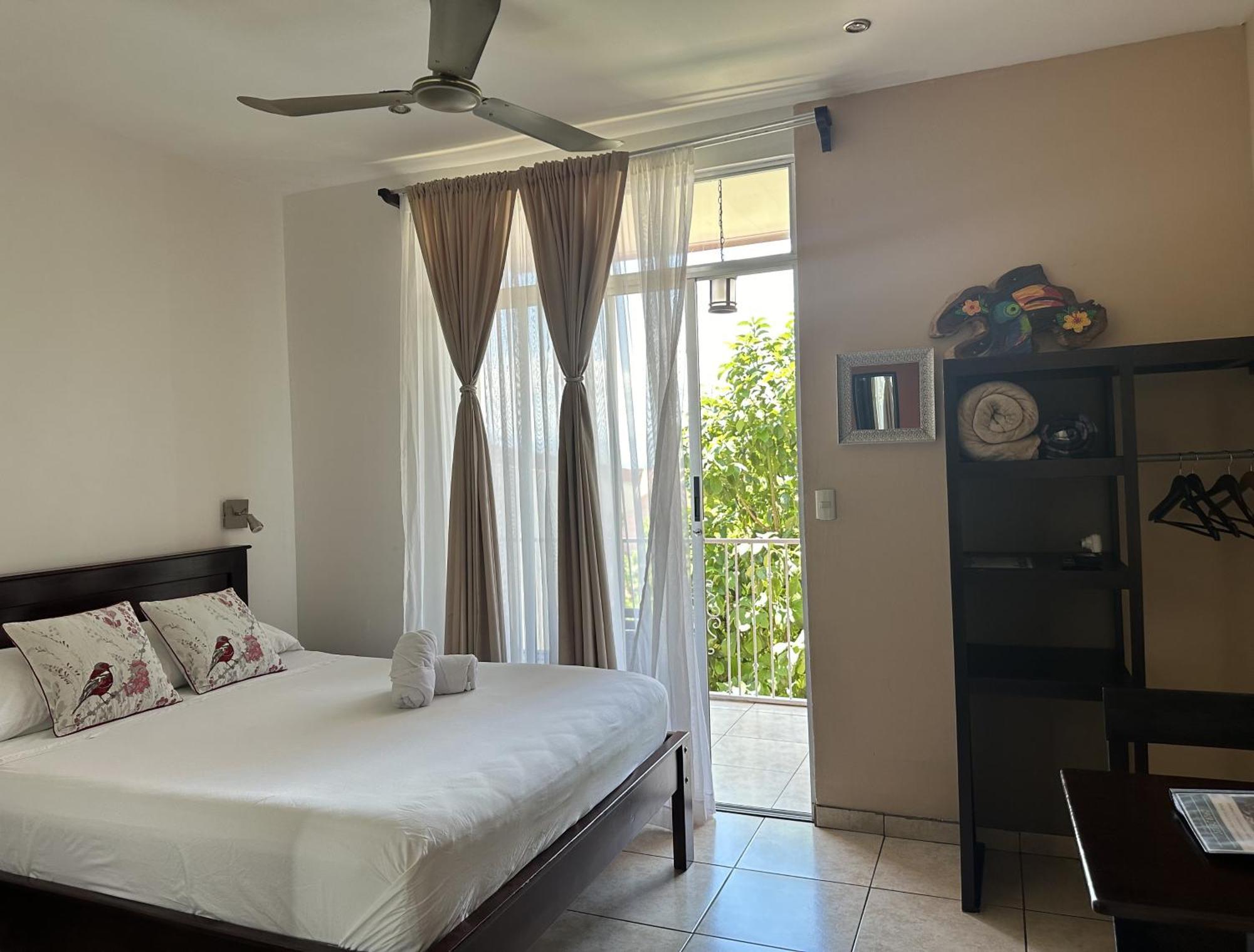Casa De Lis Hotel & Tourist Info Centre Туриалба Екстериор снимка